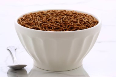 taze ve leziz buğday kepeği tahıl, vintage carrara mermer üzerinde.