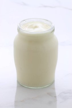 lezzetli, besleyici ve sağlıklı taze yoğurt pot. Vintage İtalyan carrara mermer retro stil üzerinde.