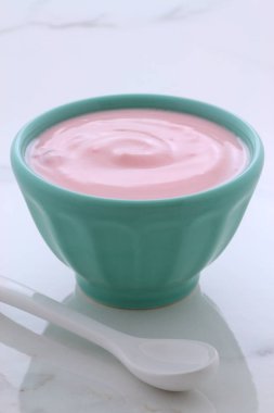 Lezzetli Fransız muhallebi tarzı yoğurt içinde işlemi sırasında karışık meyve ile. Vintage İtalyan carrara mermer retro stil.