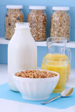 Lezzetli ve besleyici kahvaltı müsli veya granola tahıl vintage stil üzerinde hafif kızarmış.