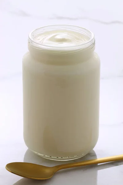 Chutné Výživné Zdravé Čerstvý Jogurt Hrnec Vinobraní Italské Carrara Mramor — Stock fotografie