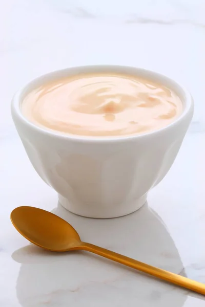 健康鲜桃酸奶老式卡拉拉大理石设置 — 图库照片