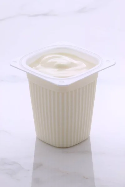 Pyszne Pożywne Zdrowe Świeże Grecki Jogurt Marmur Carrara Włoski Styl — Zdjęcie stockowe