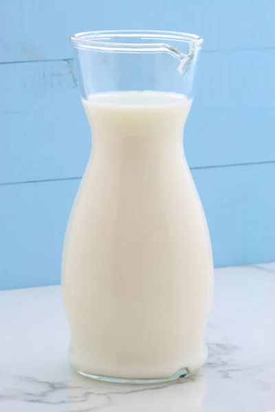 Köstliche Frische Milch Eine Der Hauptnahrungsquellen Auf Italienischem Carrara Marmor — Stockfoto