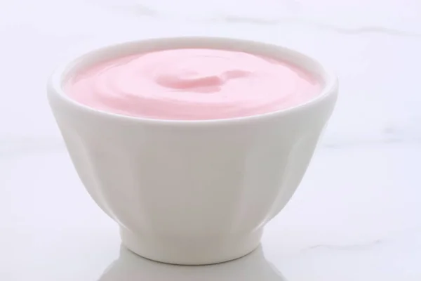 工匠缓慢搅动希腊的草莓酸奶 用大量的水果和蛋白 适合你的减肥计划 — 图库照片