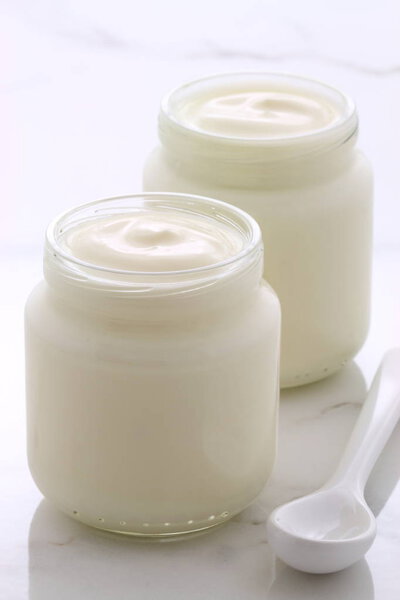 Вкусный, питательный и здоровый горшок из свежего йогурта. На старинном итальянском каррарском мраморном ретро-стиле
.