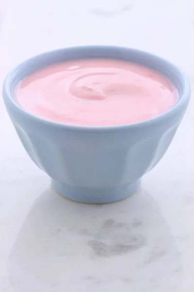 Pyszne Pożywne Zdrowe Świeże Jogurt Truskawkowy Vintage Marmur Carrara — Zdjęcie stockowe