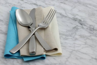 antik carrara mermer üzerinde gümüş ve hemstitch peçete