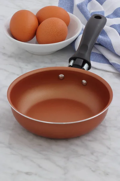 Mutfak tezgahında tava ve yumurta kızartma — Stok fotoğraf
