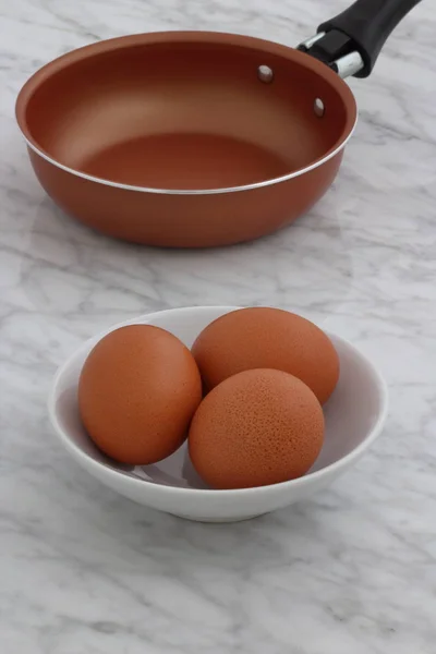 Frigideira e ovos no balcão da cozinha — Fotografia de Stock