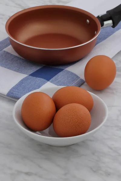 Pfanne und Eier auf der Küchentheke — Stockfoto