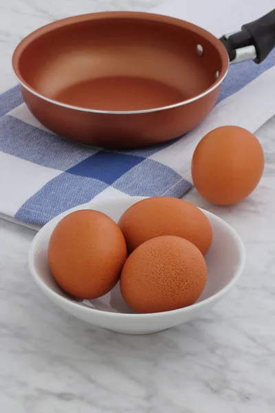 Poêle et œufs sur le comptoir de la cuisine — Photo