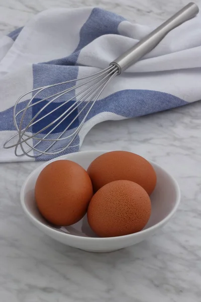 キッチンカウンターでフライパンと卵を炒める — ストック写真