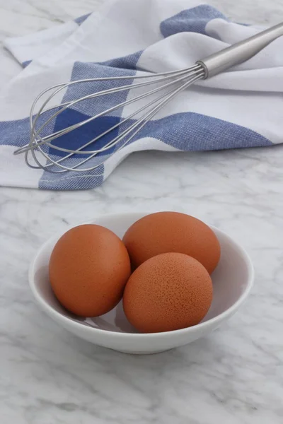 Pfanne und Eier auf der Küchentheke — Stockfoto