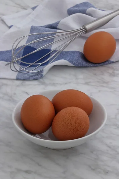 Stekpanna och ägg på köksbänken — Stockfoto