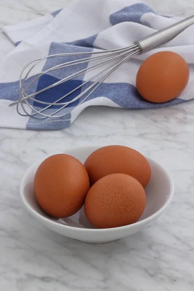 Mutfak tezgahında tava ve yumurta kızartma — Stok fotoğraf