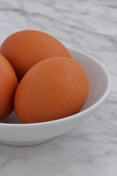 Färska råa ägg — Stockfoto