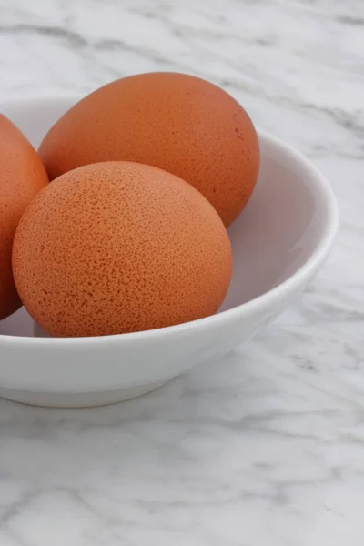 Färska råa ägg — Stockfoto