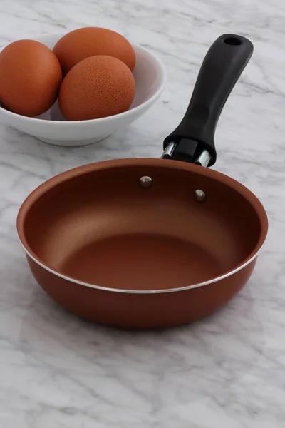 Frying pan and eggs on kitchen counter — Stock Photo, Image