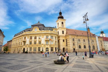Sibiu, Romanya - 30 Nisan, 2018: Sibiu ve enjoing ana şehir meydanında (büyük kare, Piata Mare) görünüm mimarisi üzerinde yürüyen insanlar