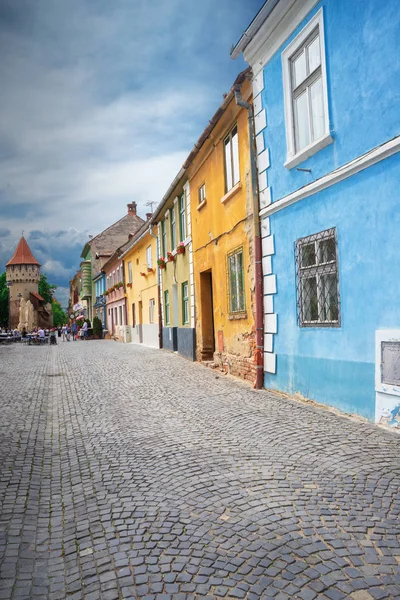 Sibiu 罗马尼亚 2018年4月 Sibiu 最有趣的街道之一 五颜六色的大厦在美丽多云天气 — 图库照片