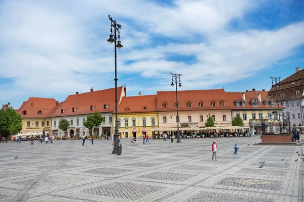 Sibiu Rumunia Kwietnia 2018 Ludzi Chodzących Placu Głównego Miasta Sibiu — Zdjęcie stockowe