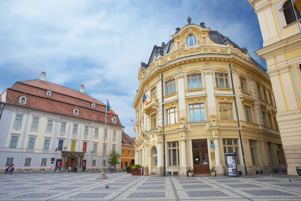 Sibiu Rumunia Kwietnia 2018 Wejście Ratusza Miasta Sybin Placu Jednym — Zdjęcie stockowe