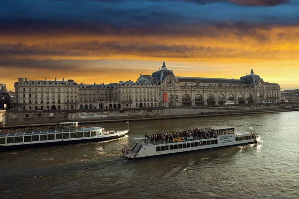 Parigi Francia Maggio 2018 Barche Turistiche Che Navigano Lungo Senna — Foto Stock