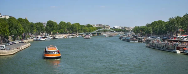 Paris França Maio 2018 Barco Turístico Com Turistas Navegando Longo — Fotografia de Stock