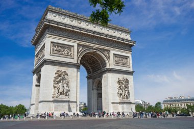 Paris, Fransa - 19 Mayıs 2018: gün batımında, Paris, Fransa çocuklar Elysees de Paris Arc de Triomphe'ye (Zafer Takı) yürüyen turist. Mimari ve sınır taşı-in Paris.