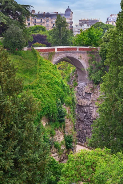 Krásný Výhled Zelené Hity Skal Spojených Mostem Parku Buttes Chaumont — Stock fotografie