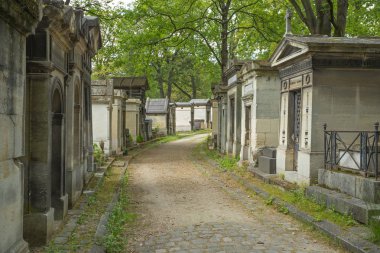 Paris, Fransa - 21 Mayıs 2018: Pere Lachaise Mezarlığı'ndaki antik mahzenler boyunca kaldırım yolu, Paris, Fransa