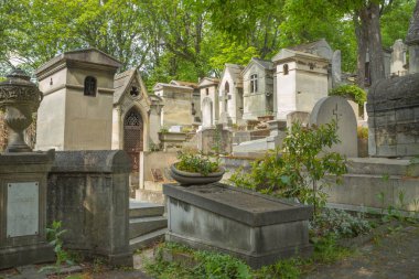 Paris, Fransa - 21 Mayıs 2018: Pere Lachaise Mezarlığı'ndaki mezarlar ve mezarlar, Paris, Fransa