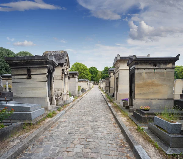 Paris, Fransa - 21 Mayıs 2018: Pere Lachaise Mezarlığı'ndaki antik mahzenler boyunca kaldırım yolu, Paris, Fransa