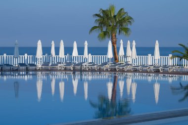 Türkiye'de deniz manzaralı yüzme havuzunun yanında tatil beldesinde sabah