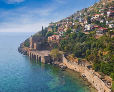 Alanya yarımadasındaki Kızıl Kule kulesi yakınındaki antik tersane manzarası, Antalya ilçesi, Türkiye, Asya. Yüksek dağlar ile ünlü turistik yer. Eski eski Kale'nin bir parçası.