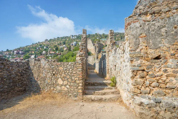 キジル クレの内部 トルコのアルランヤの要塞 古代の壁に沿って歩く — ストック写真