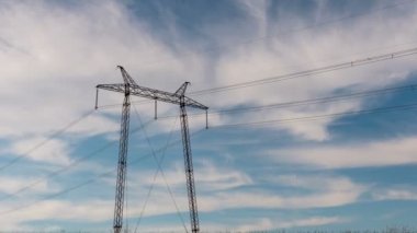 Zaman atlamalı bulutlu sabah gökyüzü ve yüksek gerilim hattı.