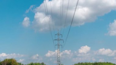 Zaman atlamalı bulutlu sabah gökyüzü ve yüksek gerilim hattı.