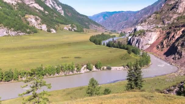 時間は スプレー アルタイ山脈のカトゥニ川川を周回します シベリア ロシア — ストック動画