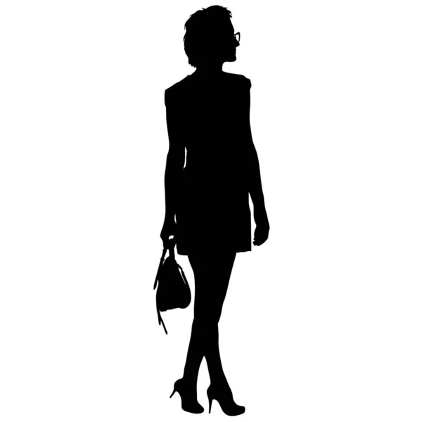 Preto silhueta mulher de pé com uma bolsa, pessoas no fundo branco —  Vetores de Stock