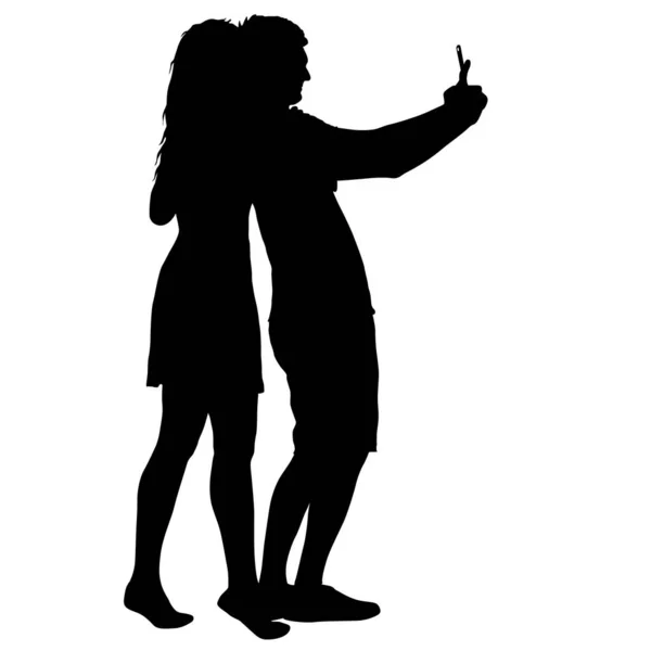 Silhuetas homem e mulher tomando selfie com smartphone no fundo branco —  Vetores de Stock