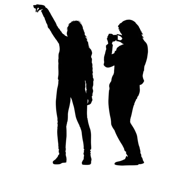 Silhuetas mulher tomando selfie com smartphone no fundo branco — Vetor de Stock