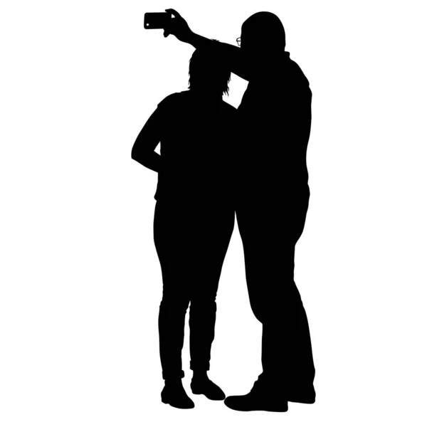 Siluetas hombre y mujer tomando selfie con teléfono inteligente sobre fondo blanco — Vector de stock