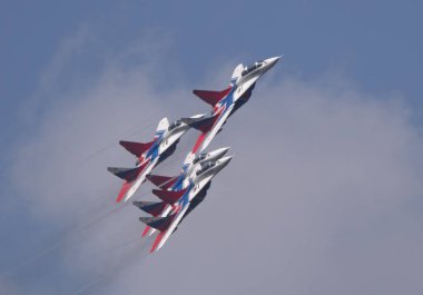 Moskova Rusya Zhukovsky Havaalanı 31 Ağustos 2019: Uluslararası havacılık salonu MAKS-2019 'un gösteri uçuşunu gerçekleştiren akrobatik takım MiG-29' u hızla geçti