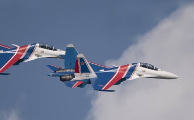 Moskova Rusya Zhukovsky Havaalanı 31 Ağustos 2019: Rus Şövalyeleri Russkie Vityazi akrobasi ekibi, uluslararası havacılık salonu Maks-20'nin akrobasi figürleriyle gösteri uçuşu yaptı