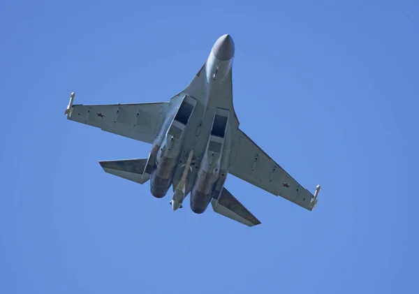 Moszkva Oroszország Zhukovsky Repülőtér 2019. augusztus 31.: aerobic Su-35 perfoming demonstrációs repülés a MAKS-2019 nemzetközi repülőgép szalonban — Stock Fotó