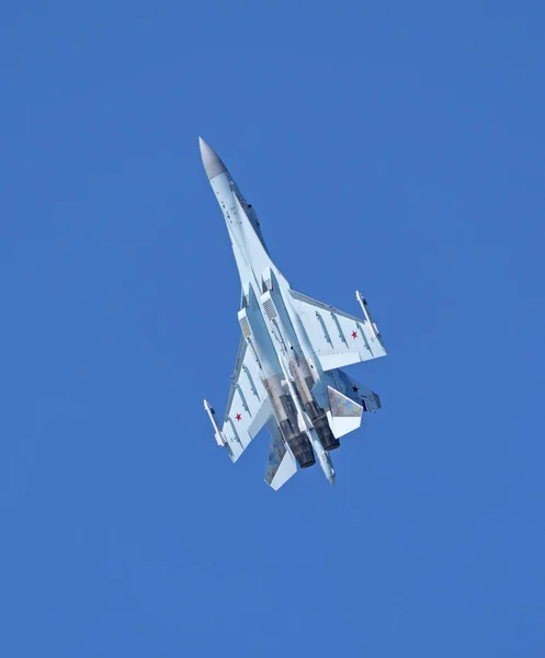 Moskva Rusko Zhukovsky letiště 31 Srpen 2019: aerobatický předváděcí let Su-35 mezinárodního leteckého salonu MAKS-2019 — Stock fotografie