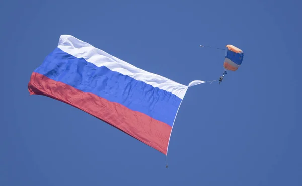 Moscow Russia Zhukovsky Airfield 31 August 2019: Parachute performances, demonstration performances with flag of Russia the international aerospace salon MAKS-2019 — Stock Photo, Image