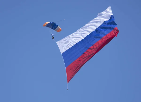 Moscú Rusia Zhukovsky Airfield 31 agosto 2019: Actuaciones en paracaídas, demostraciones con bandera de Rusia el salón aeroespacial internacional MAKS-2019 — Foto de Stock